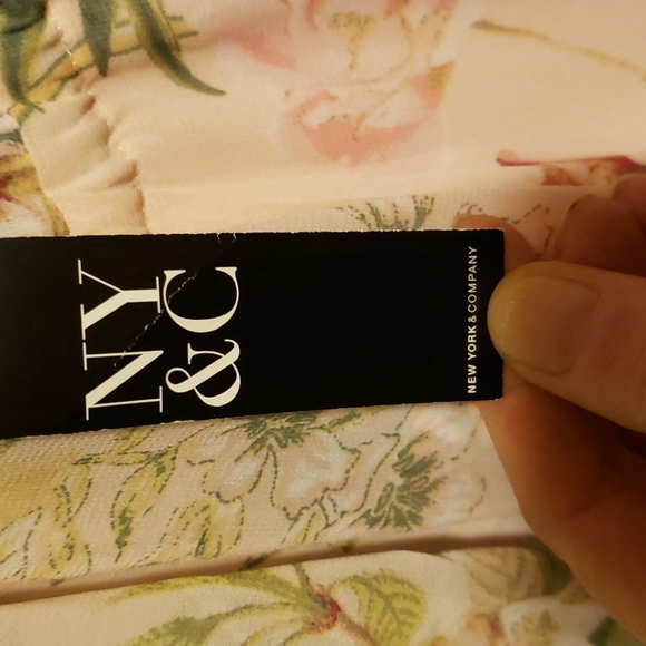 Nwt. Stunning, gorgeous dress. High low. Ruffles. Very feminine. Elastic waist - Picture 11 of 16